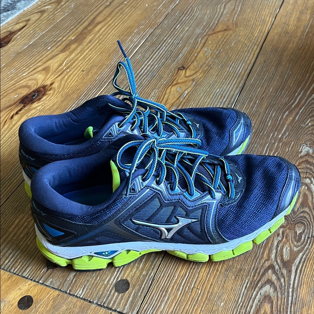 Mizuno Athletic Shoes men’s size 10.5